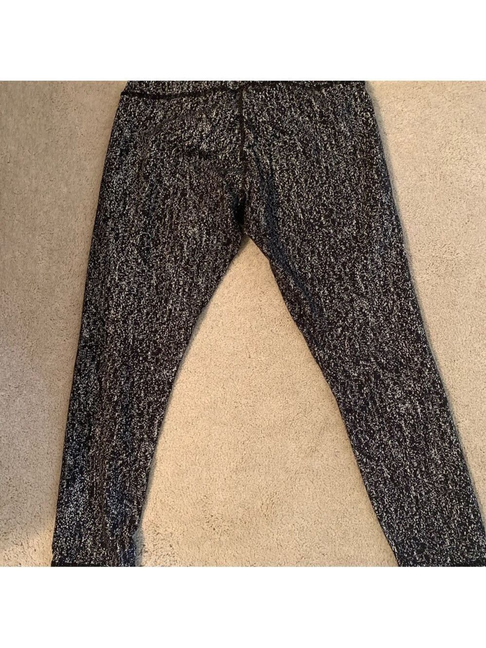 Lululemon Black & White Textured Wunder Unders - Picture 3 of 9
